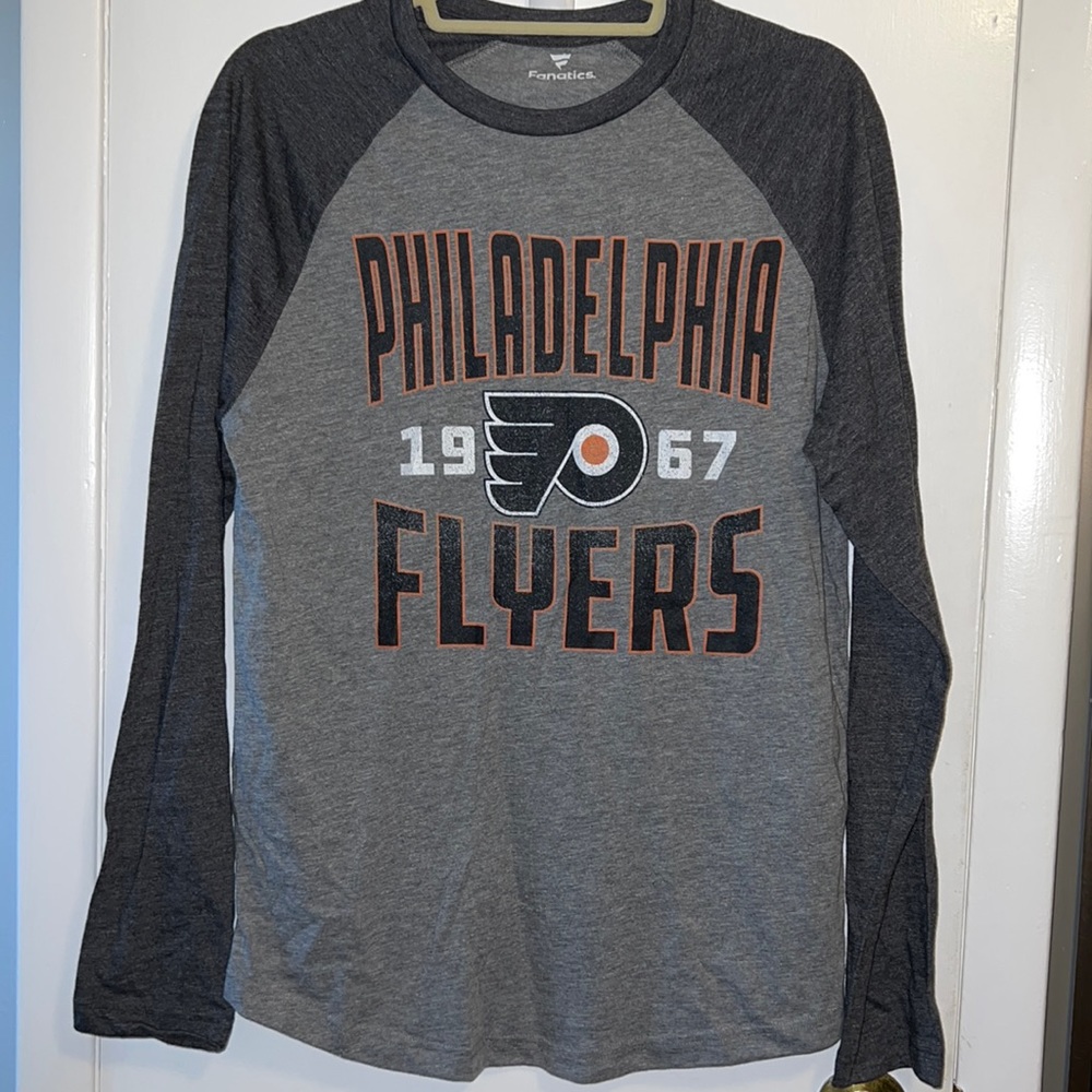 NWT - Philadelphia Flyers mens longsleeve